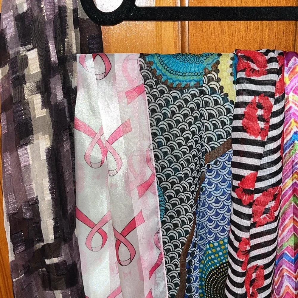 8 women’s scarves - Picture 2 of 11
